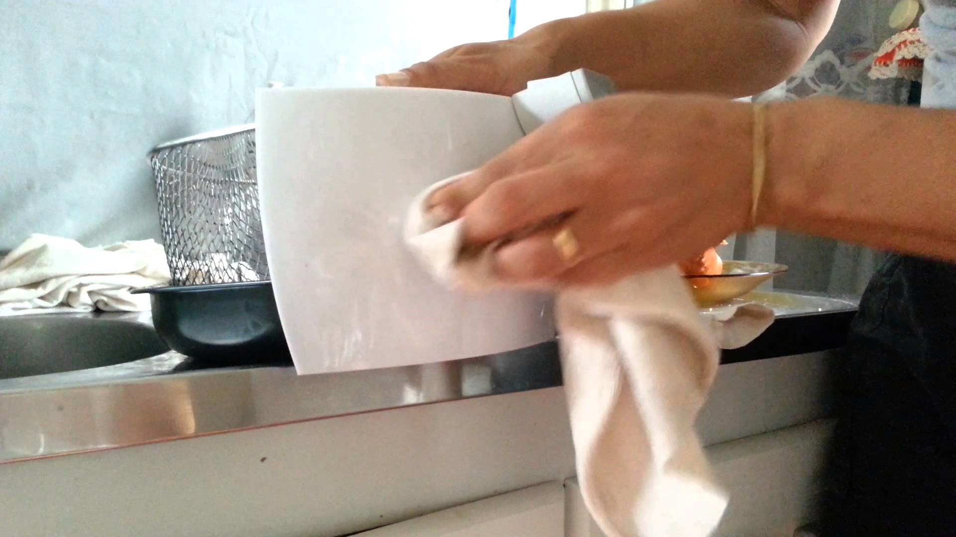 Como tirar cola de adesivo