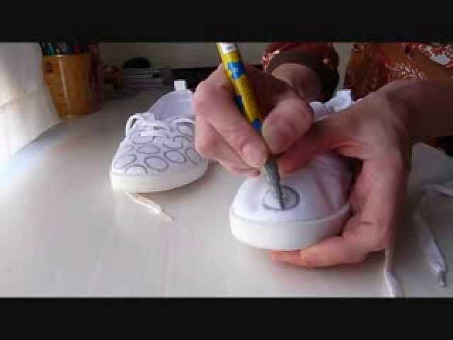 Decorar unas zapatillas con pintura textil y un dedal