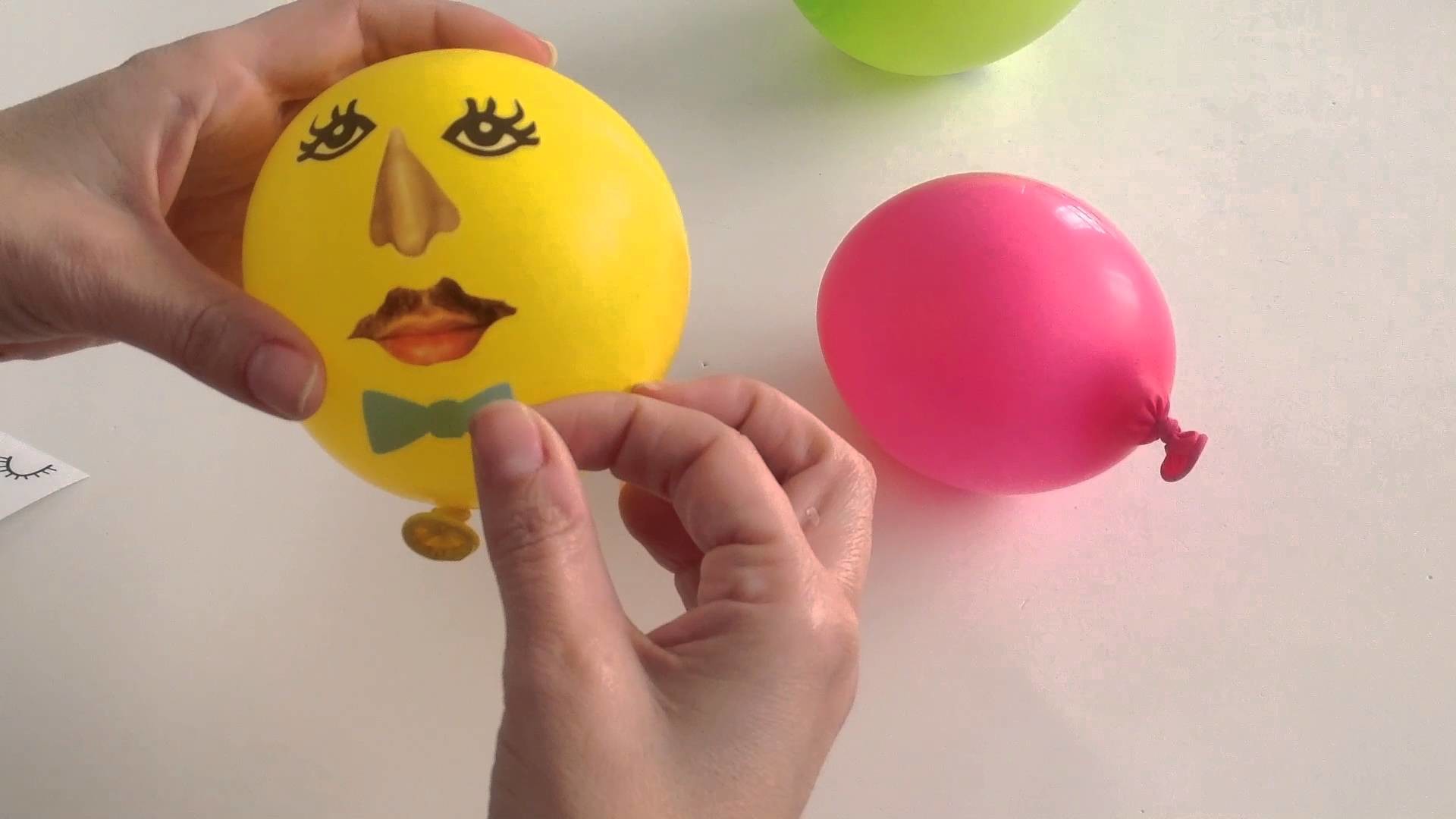 Decora tus globos para fiestas con pegatinas y forma caras divertidas