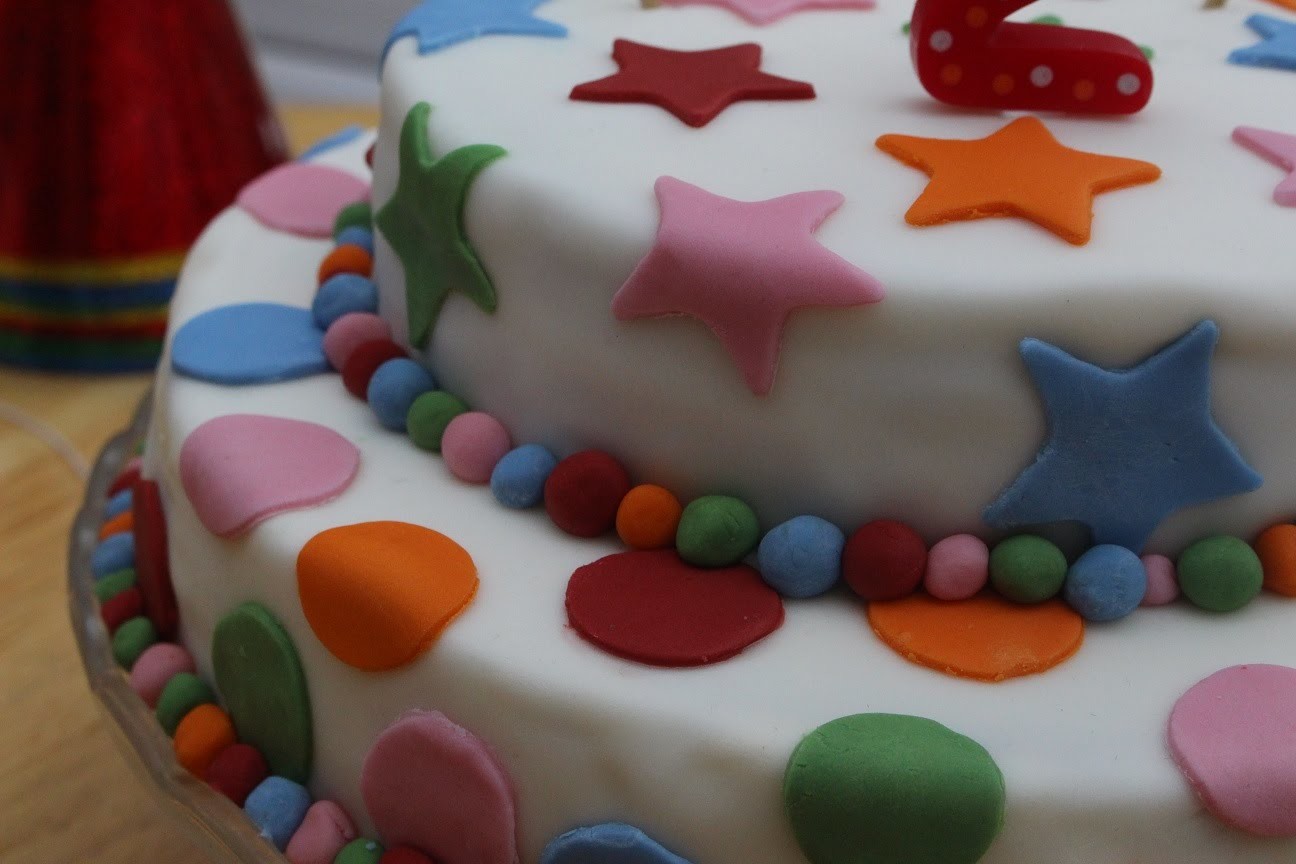 Cómo hacer una tarta de cumpleaños fondant fácil (paso a paso)