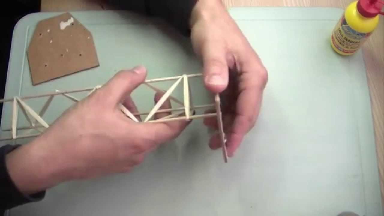 Cómo hacer una estructura de base triangular con pinchos y palillos