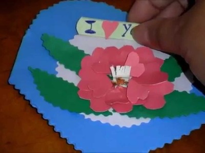 Tarjeta en alto relieve decorada con flor hecha con corazones.