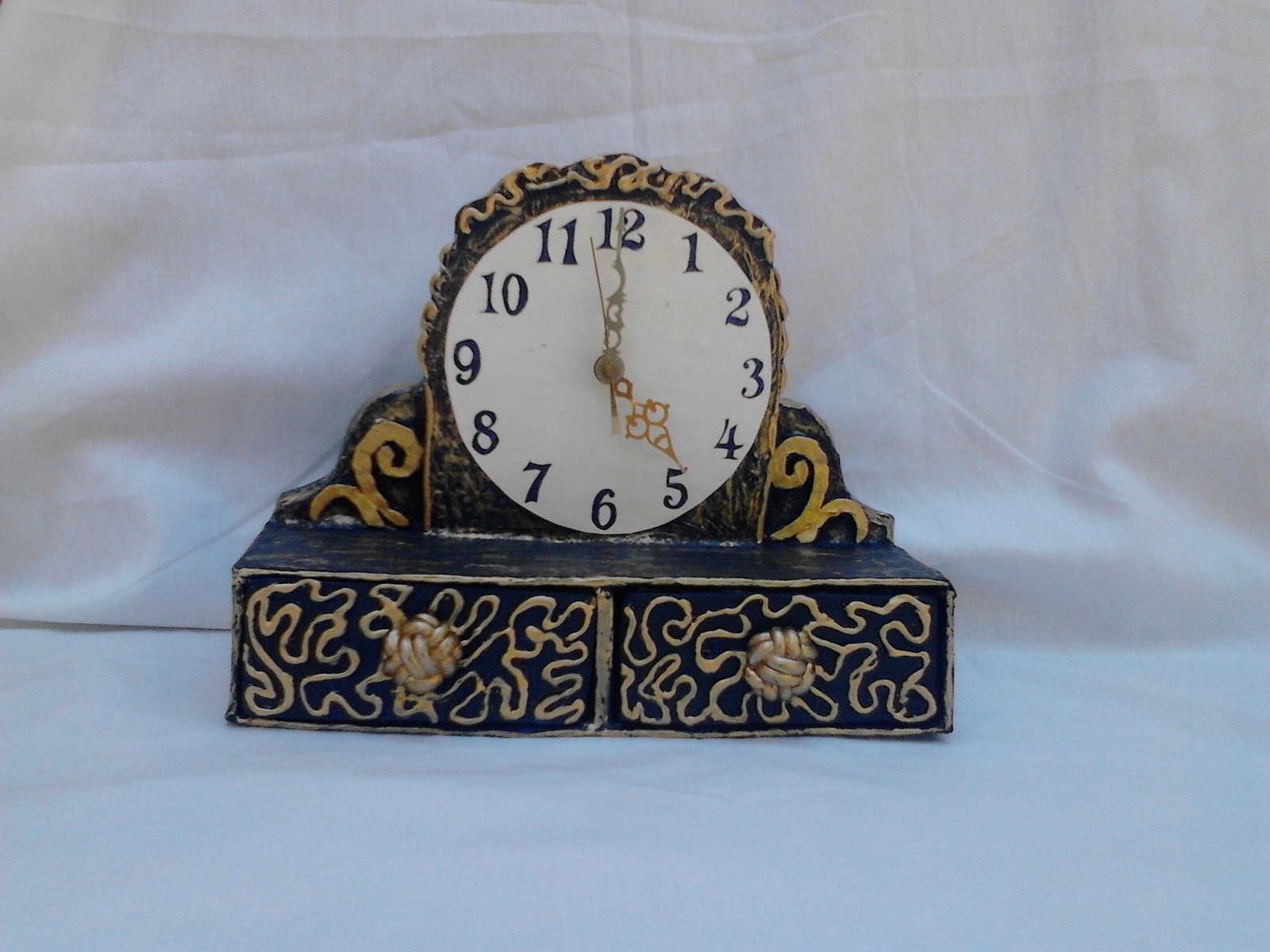 Reloj con cajones hecho de carton