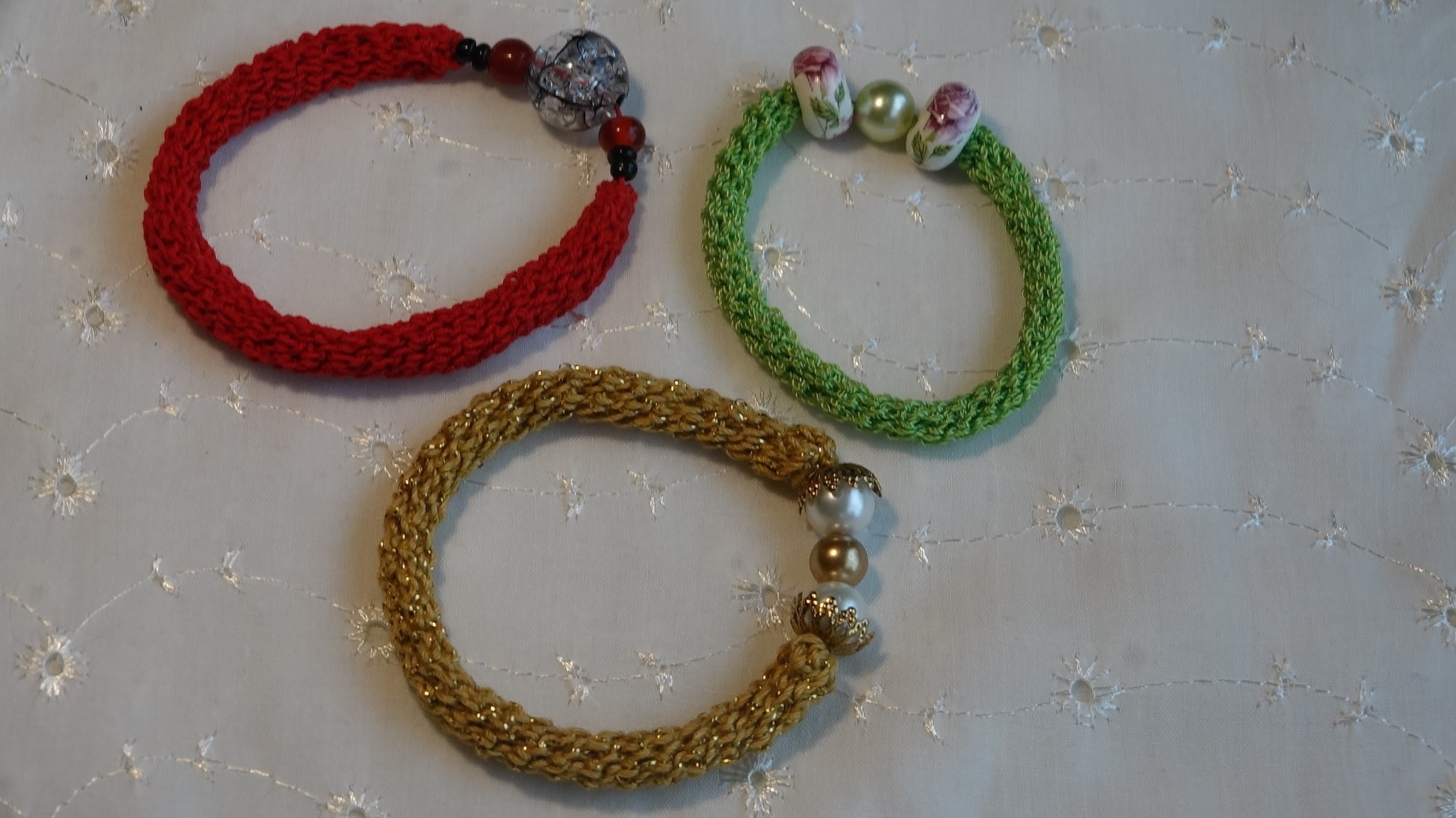 DIY Como hacer una pulsera tejida a crochet.how to make a crochet bracelete
