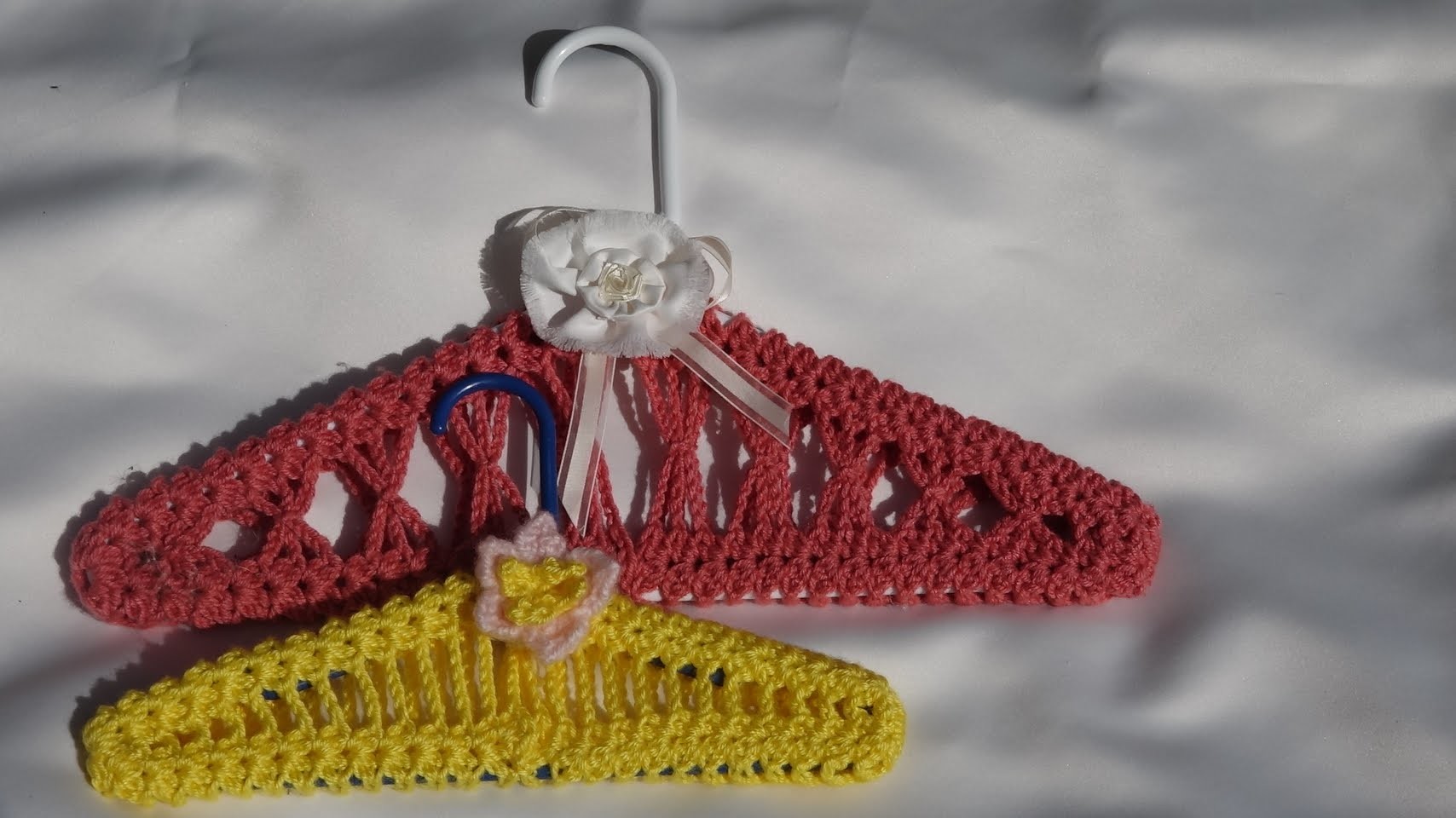 Forros para perchas o ganchos de la ropa tejido a crochet. crochet coat hanger cover