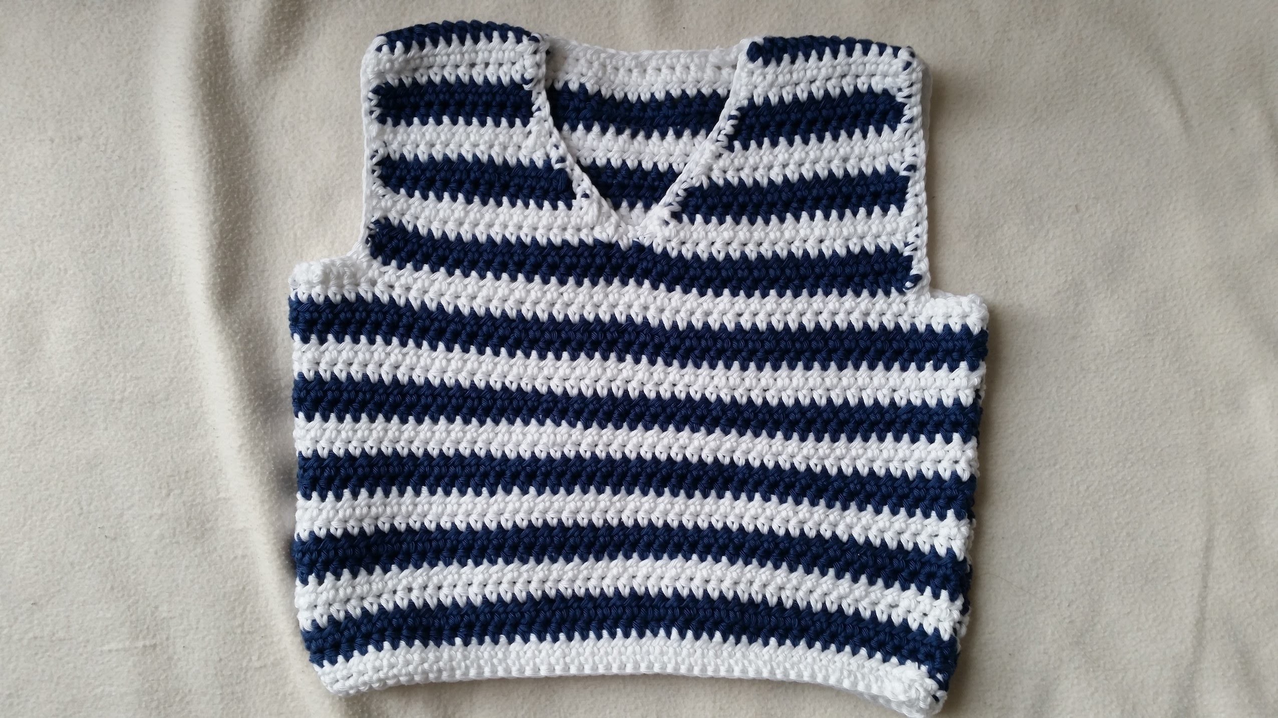 Tejer un chaleco de bebés - parte delantera en crochet - parte 2.4 by BerlinCrochet