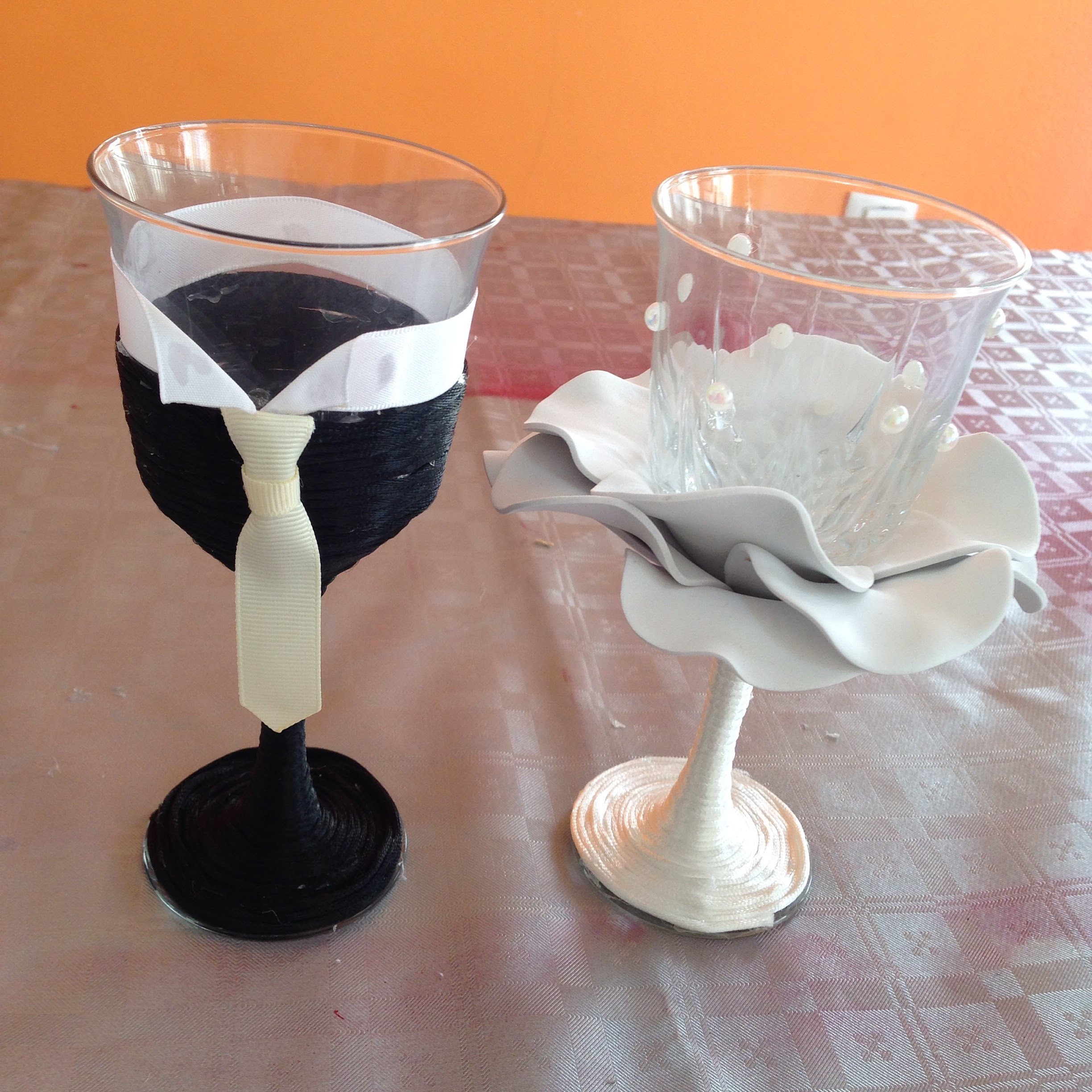 Sencilla y económica decoración para copas de boda Simple and economical decoration for wedding cups