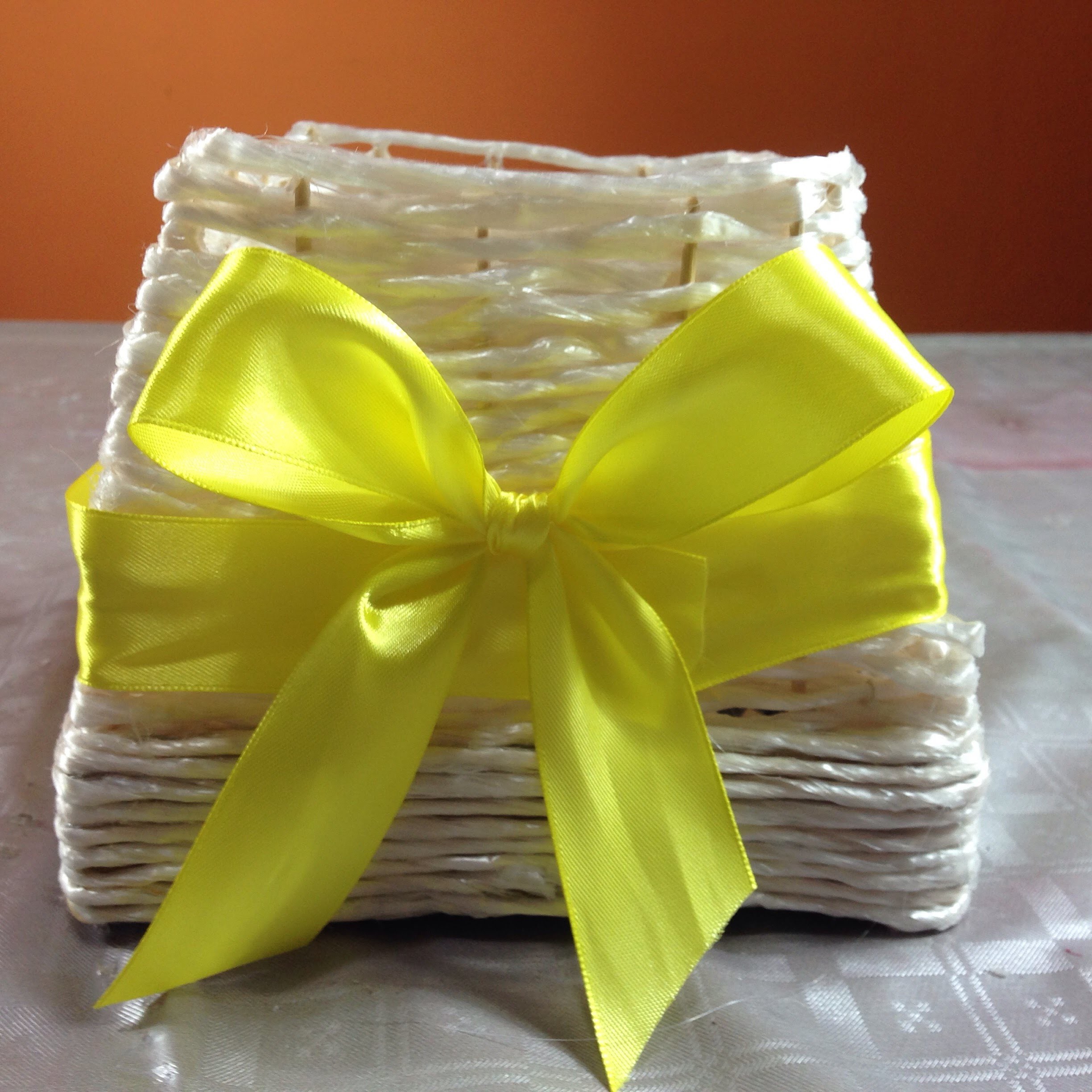Caja hecha con cuerda, cartón y palitos de pincho