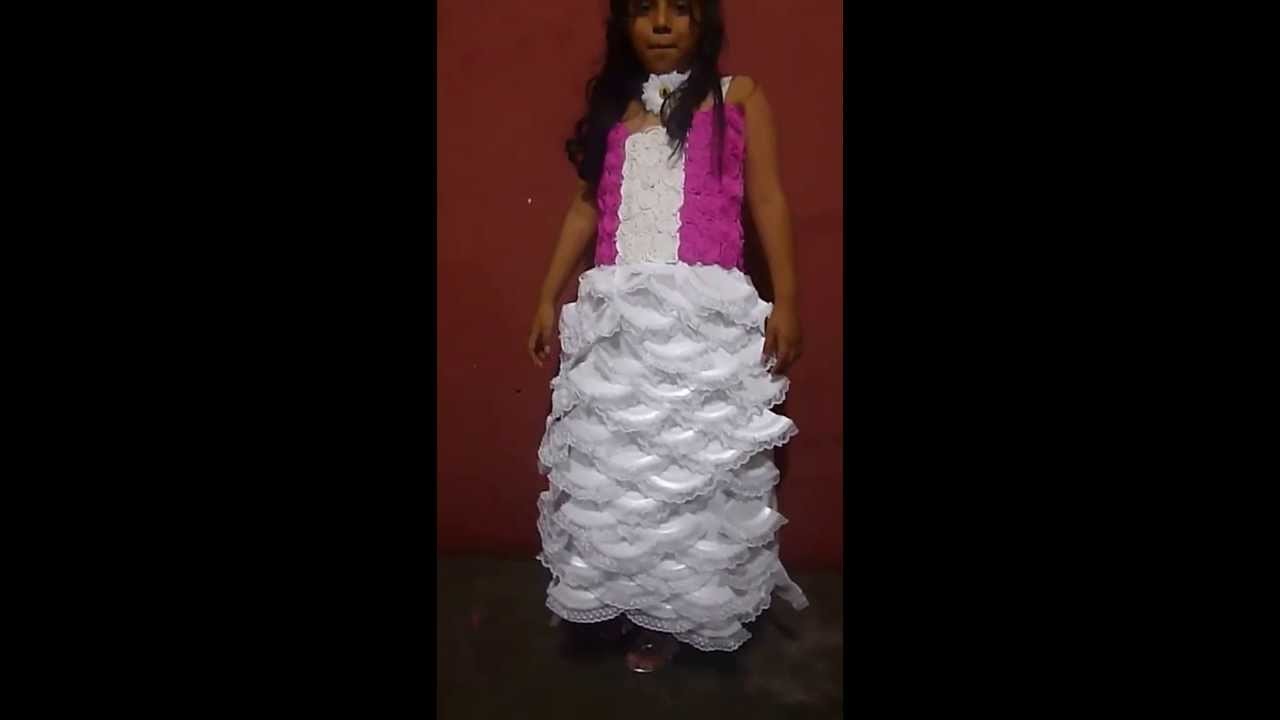 Vestido de princesa con material reciclado.