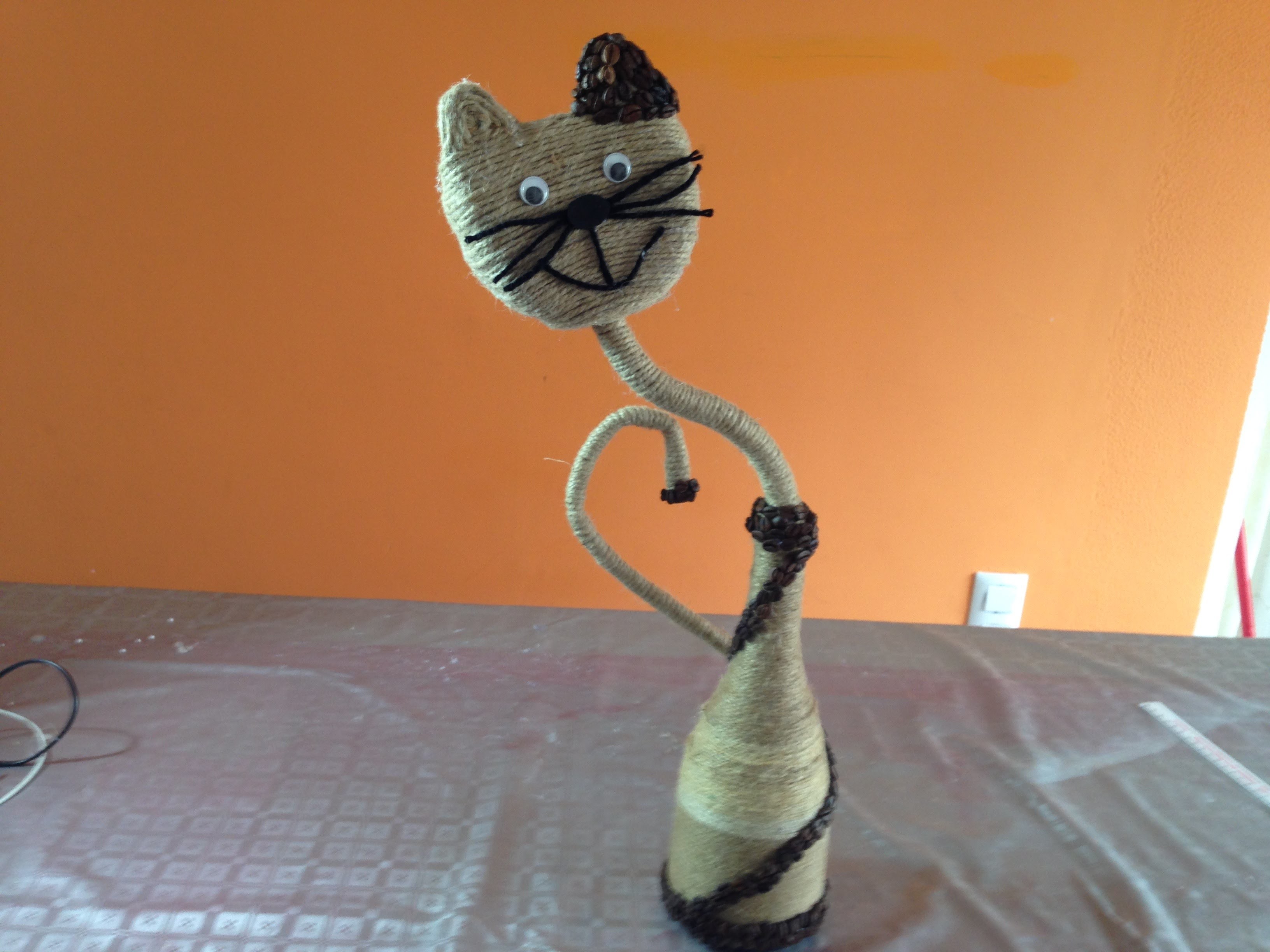 Gato elaborado con una botella