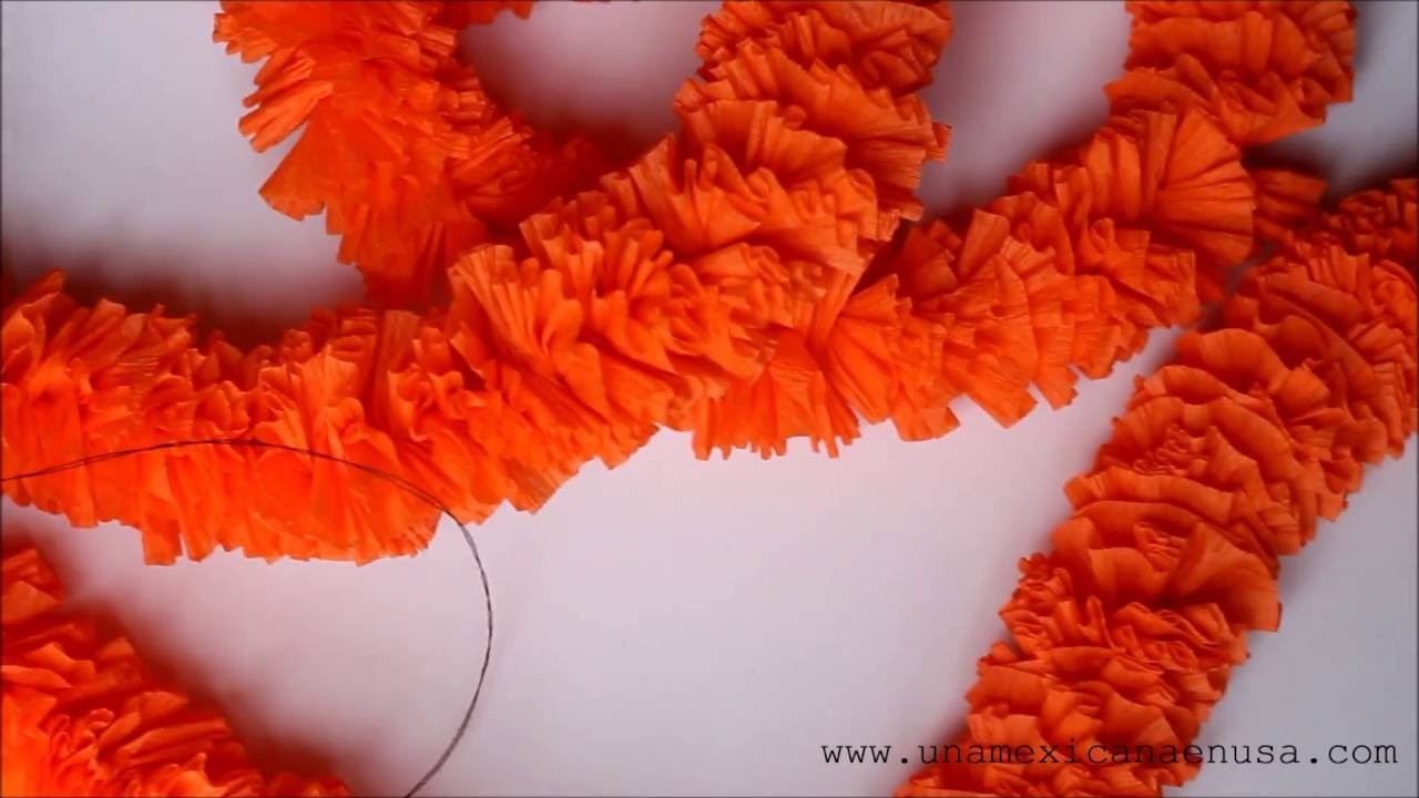 Guirnalda de flores de cempasúchil hechas con papel crepé para el Día de Muertos