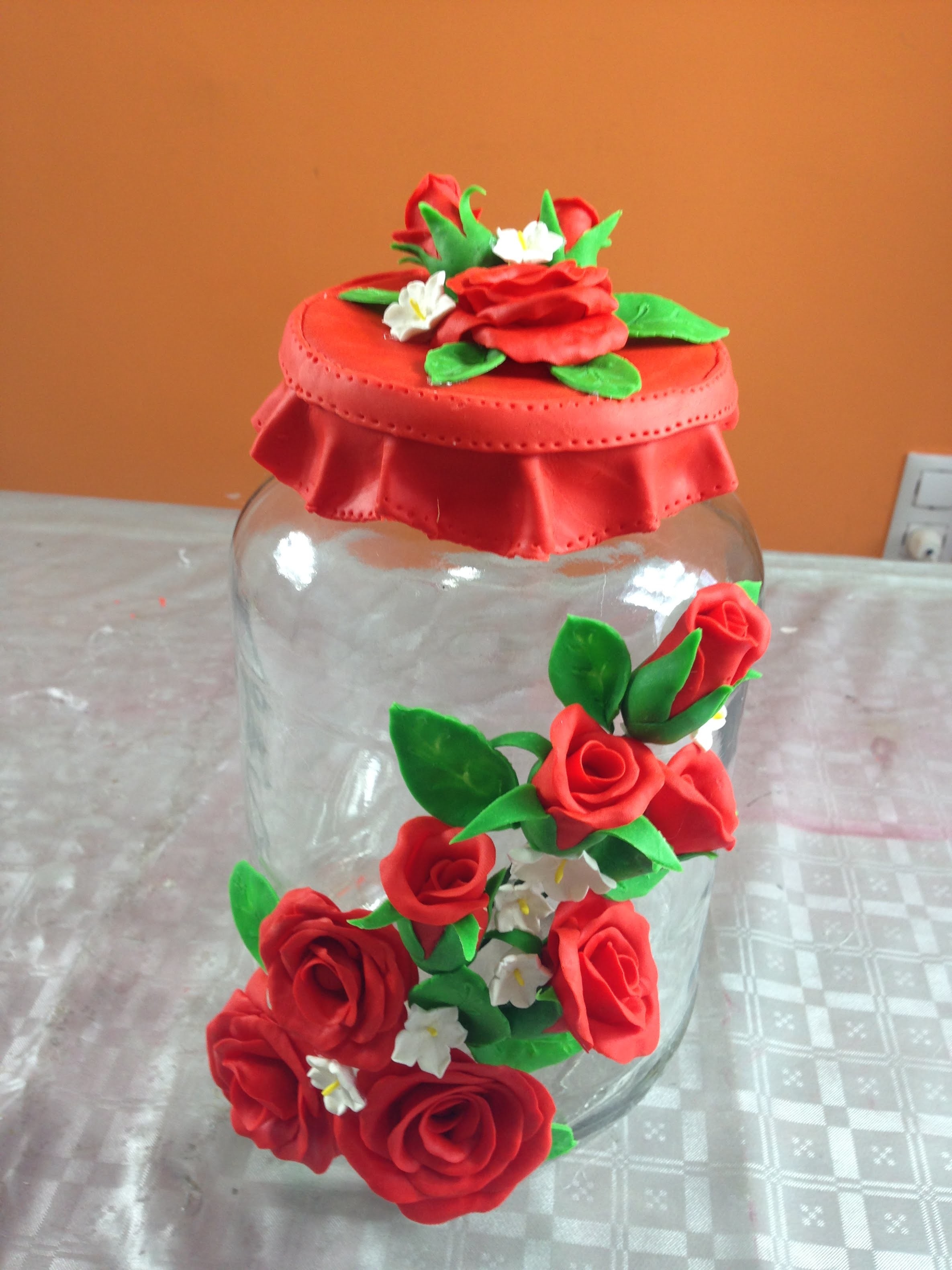 Frasco decorado con rosas y pétalos en porcelana fría