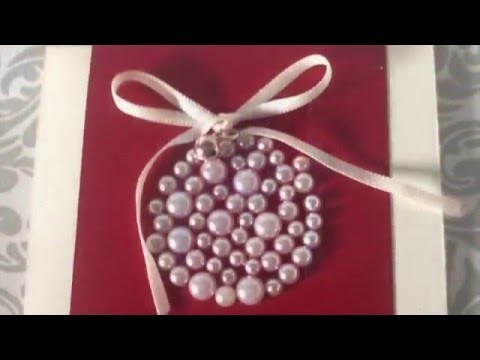 Tarjeta de Navidad elegante con perlas.