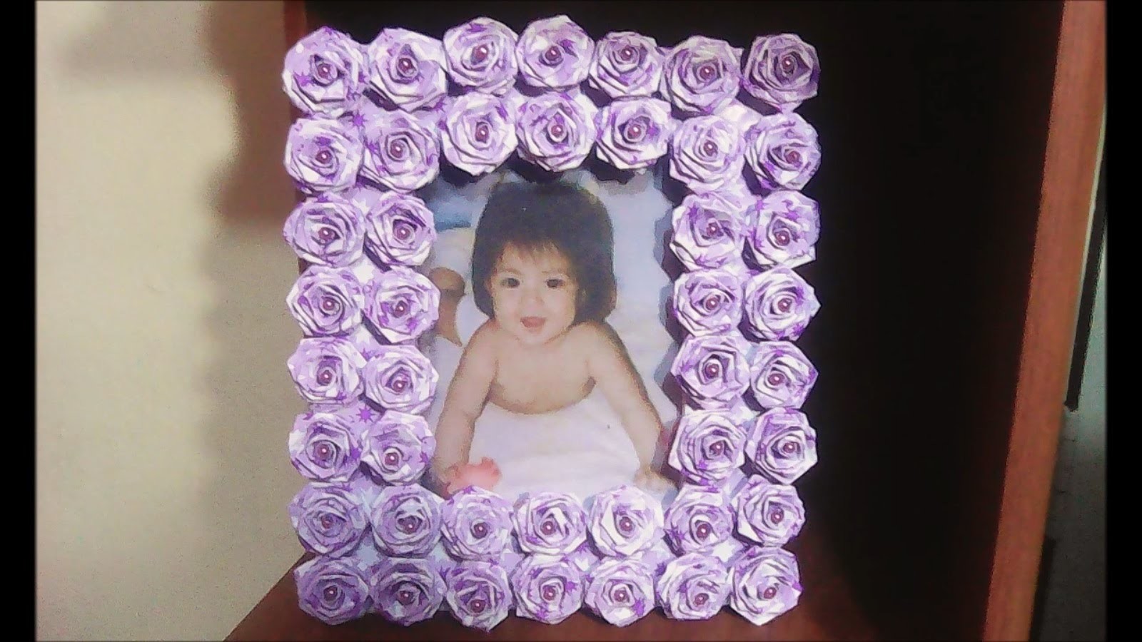 Porta foto hecho de cartón con rosas hechas de papel decorativo #CreandoconAlba