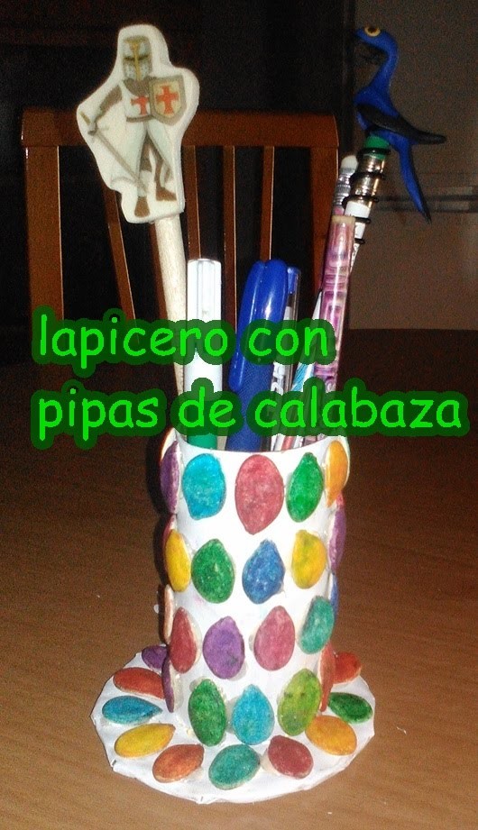 Lapicero con rollo de cartón y pipas de calabaza