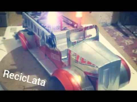 Camión de bomberos antiguo hecho con latas