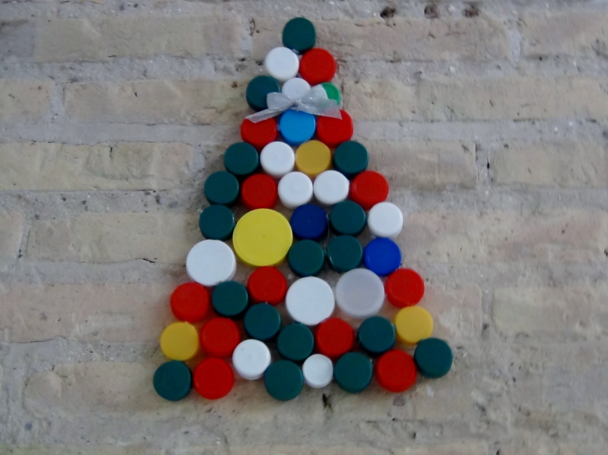Cómo hacer un Árbol de Navidad con tapones de plástico reciclados.A Christmas Tree with plastic caps