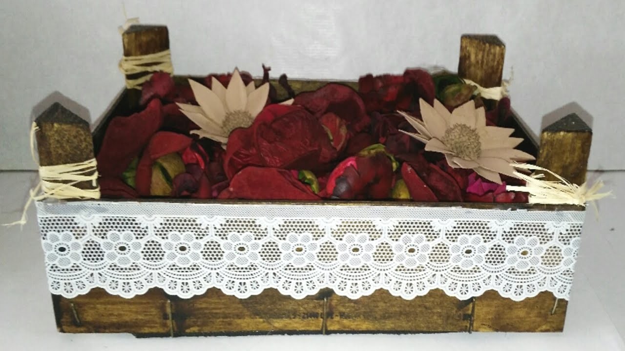 Centros de mesa o adornos con caja de fresas de madera recicladas DIY Recycled wood box Manolidades
