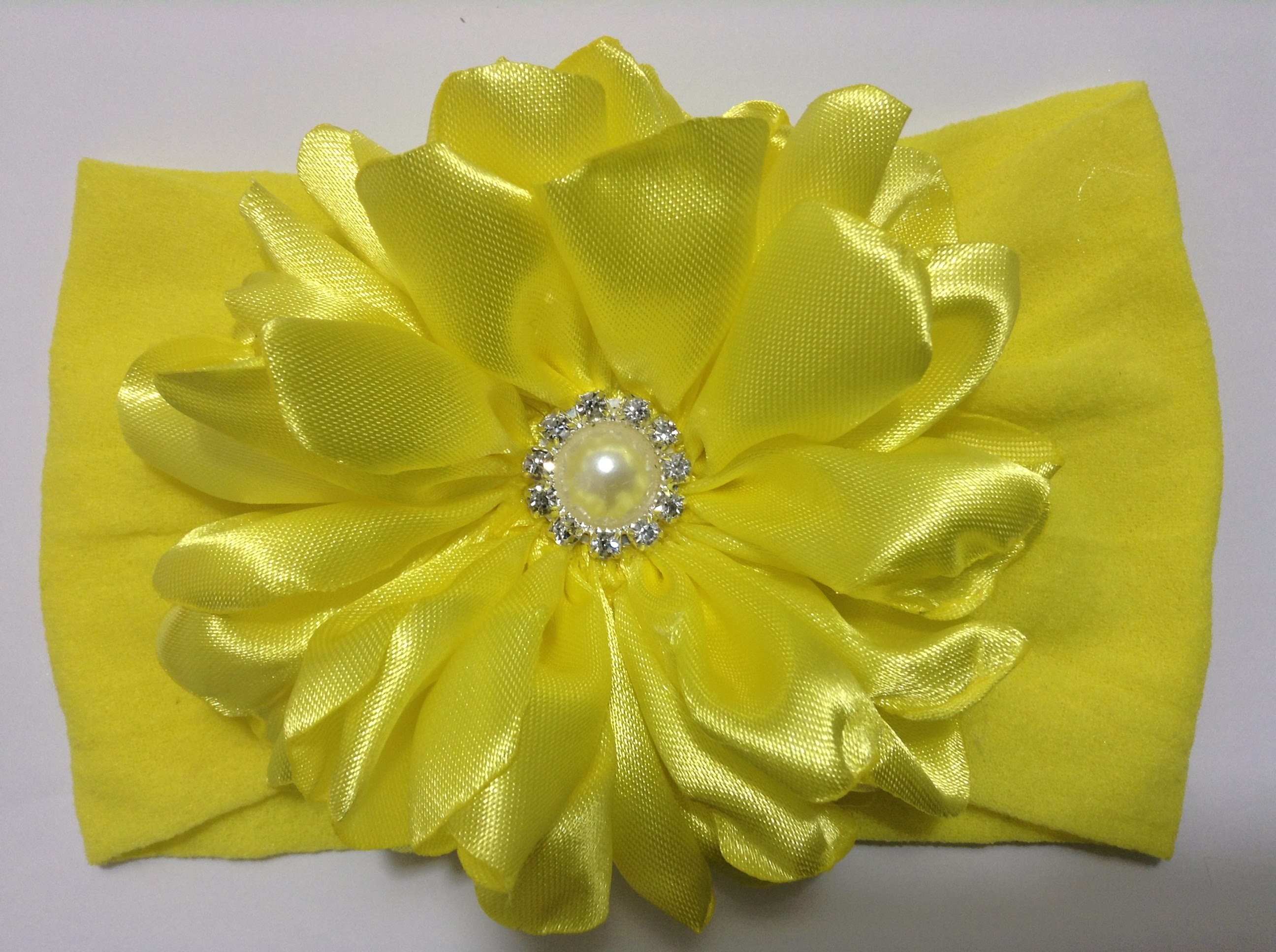 Flor amarilla de pétalos en tela de  razo VIDEO No. 336