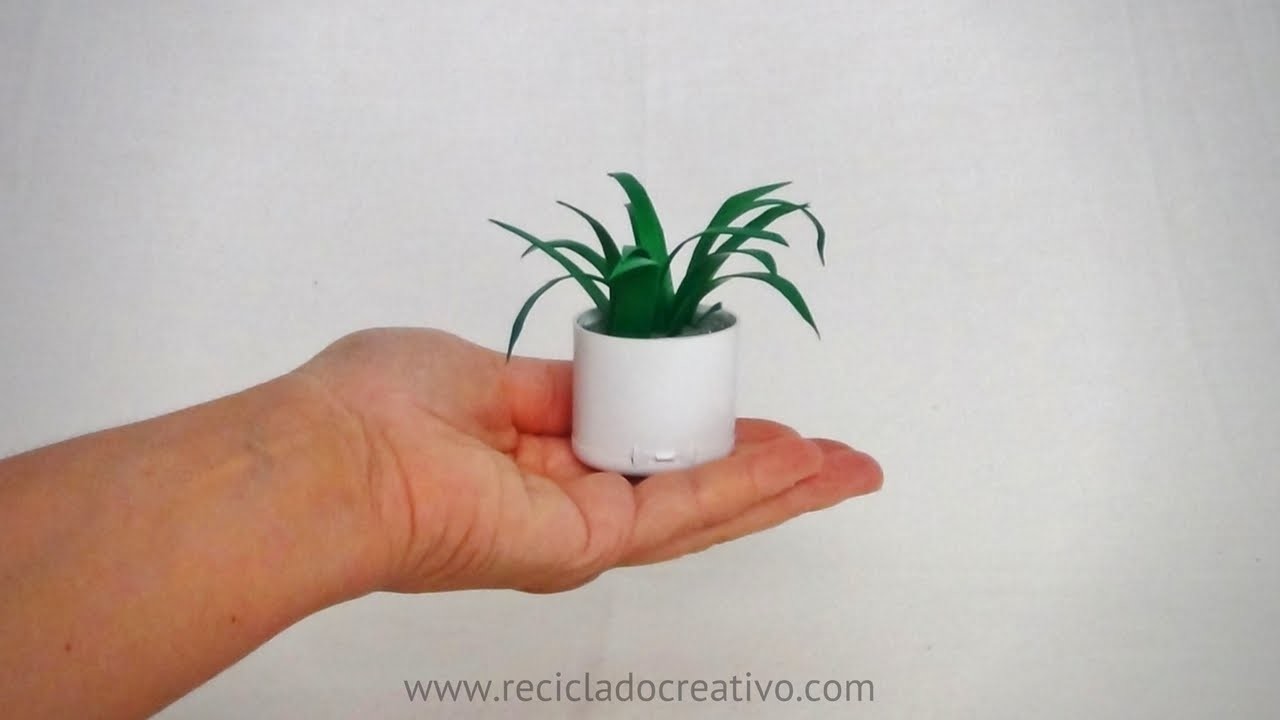 Cómo hacer una miniatura con botellas de plástico - macetero y planta de cintas