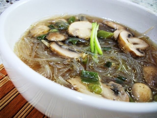 Caldo Oriental. Sopa Oriental con fideos de arroz.