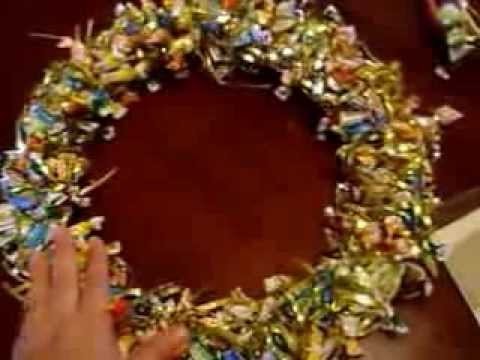 Corona de dulces navideña con aros de bordar