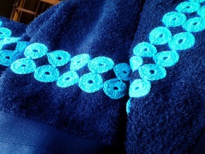 Toalla con aplicaciones de crochet