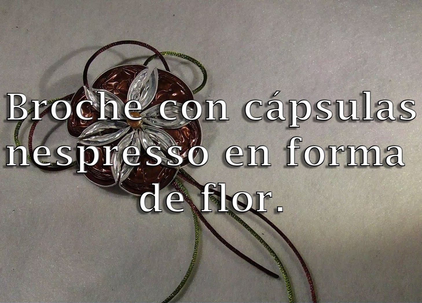 Broche de flor reciclando cápsulas Nespresso