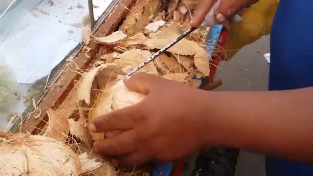 Como pelar un coco en 2 minutos , how to peel a co