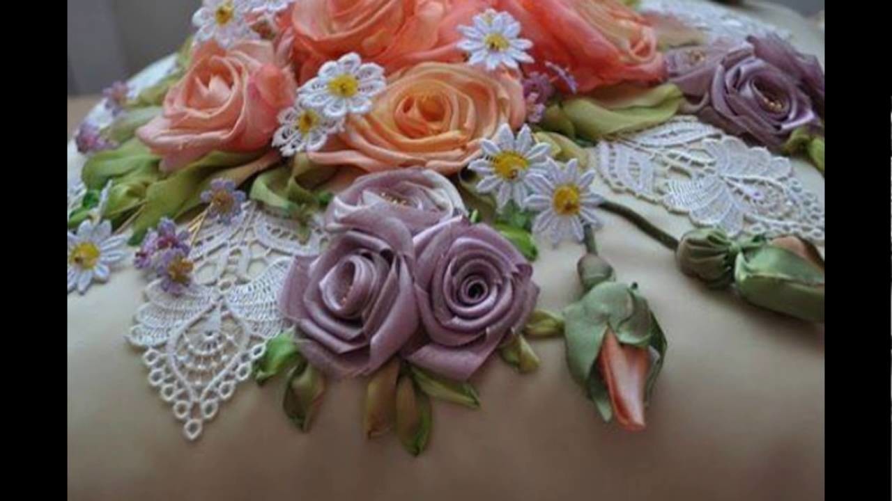 Hermosos Cojines decorados con flores de tela