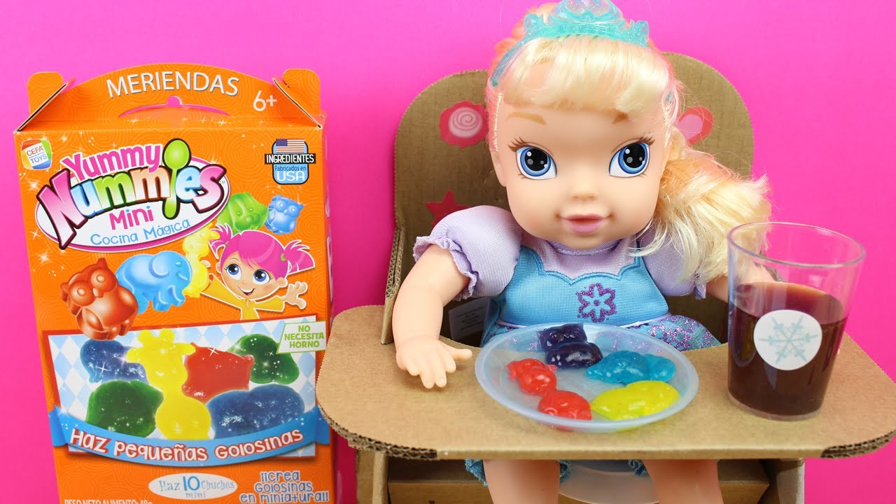 Juguetes de cocina para hacer golosinas | La muñeca Bebé Elsa de Frozen hace gominolas | DIY candy