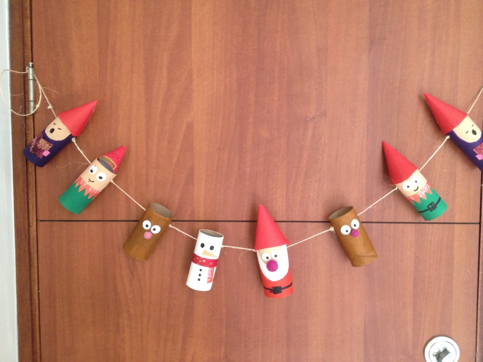 Especial de navidad: banner con rollos.tubos de papel reciclado para decorar la puerta
