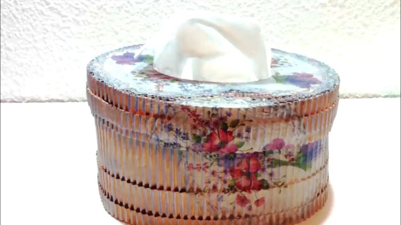 Caja de pañuelos hecha con cartón corrugado y decoupage