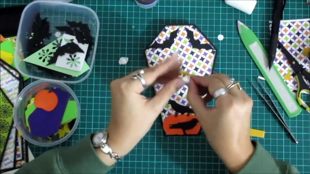 Scrapbooking en Español Episodio 64  Tutorial Mini Album forma Ataúd para Halloween Parte 2