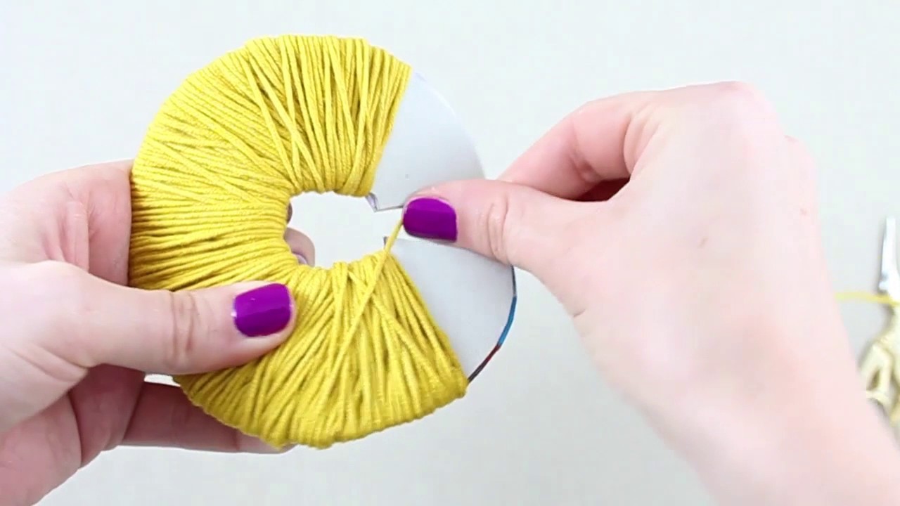 Mis Creaciones de Crochet - Técnica 05 A: Hacer una borla con aros de cartulina