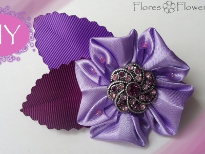 ????DIY Kanzashi flower from squares of satin fabric. Broche con la flor de tela raso.