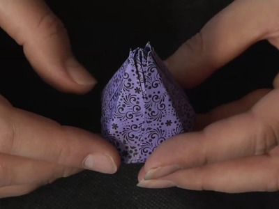 Aprenda a hacer flores en origami de forma sencilla.