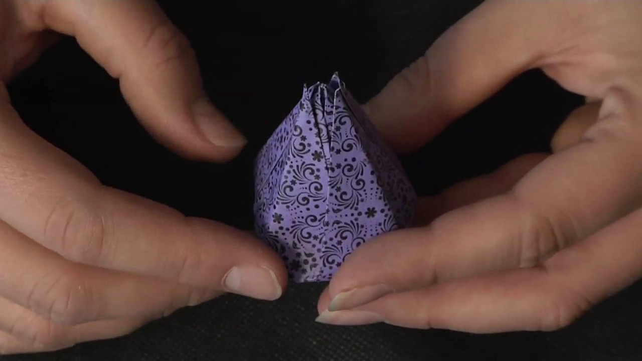 Aprenda a hacer flores en origami de forma sencilla.