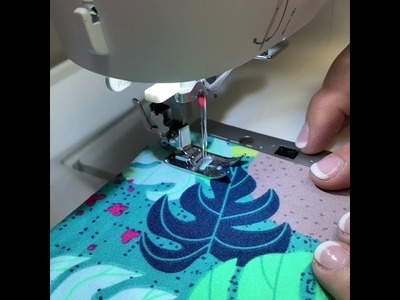 Utiliza una aguja gemela para coser un dobladillo en tejidos de punto.