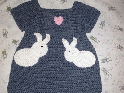 Maravilloso vestido con detalles de conejos. Tejido a crochet talla 3 a 6 meses.