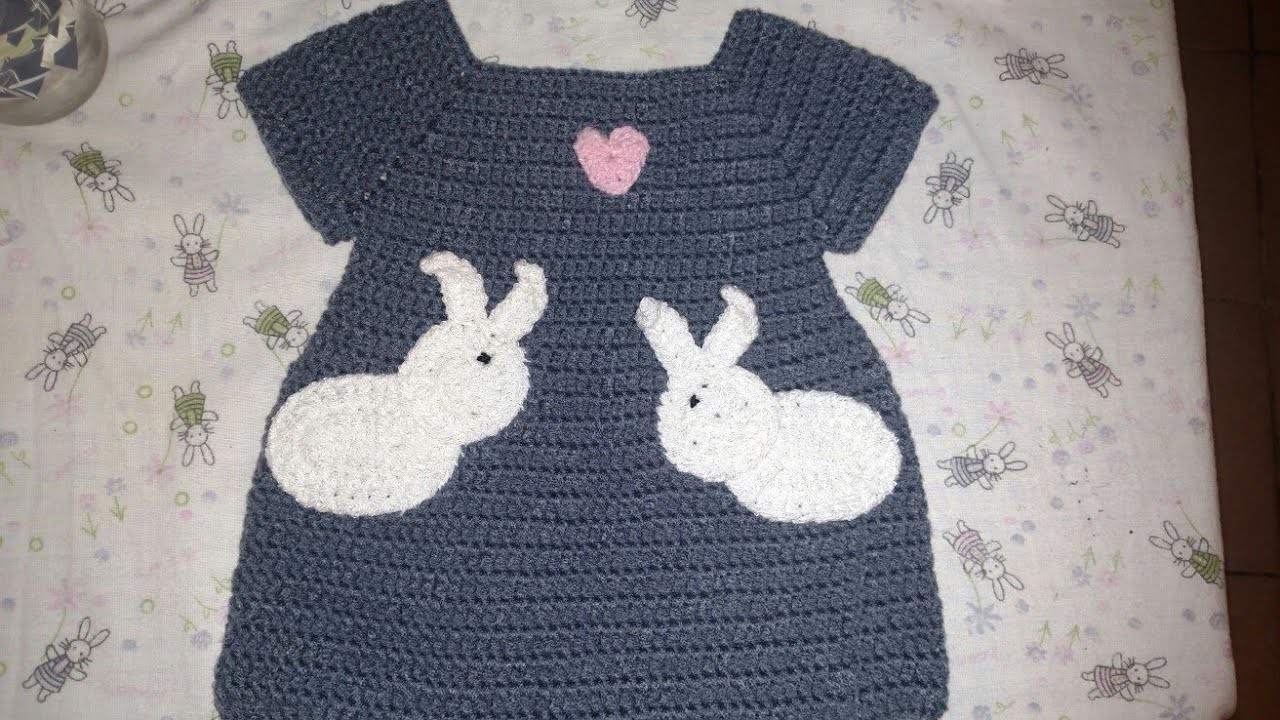 Maravilloso vestido con detalles de conejos. Tejido a crochet talla 3 a 6 meses.
