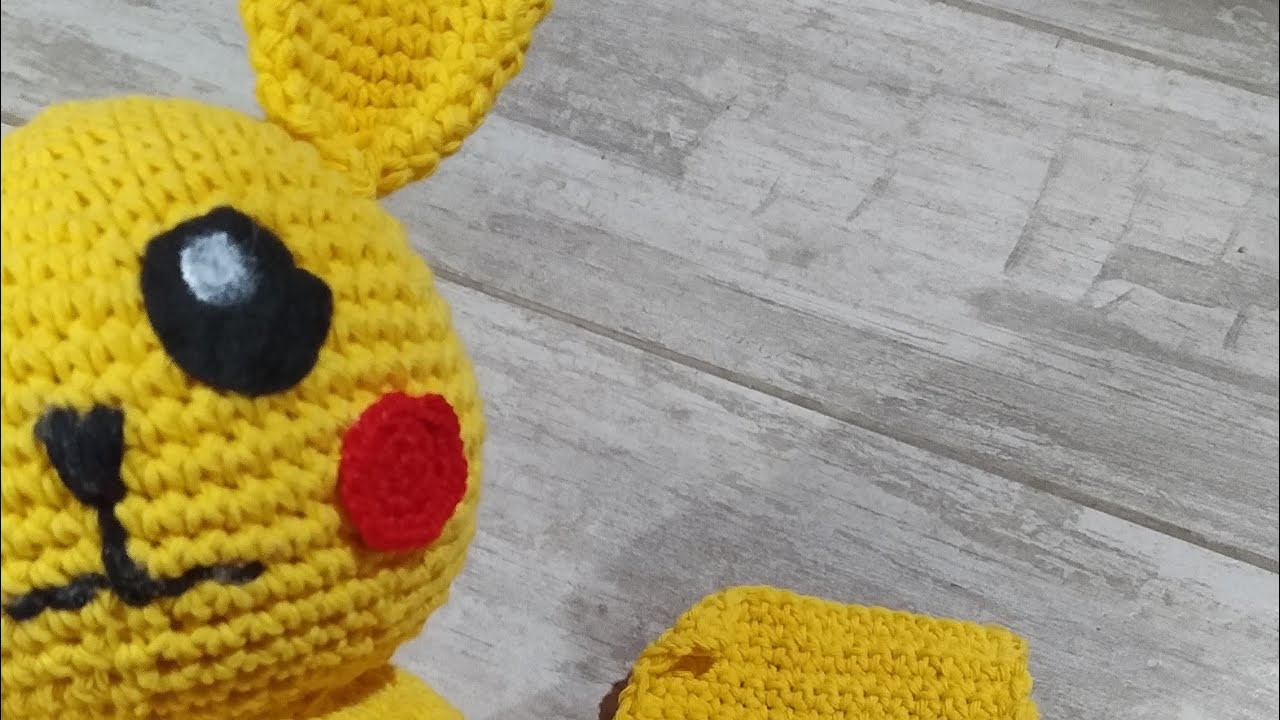 Pikachu terminado y adelanto de sweater calado a crochet