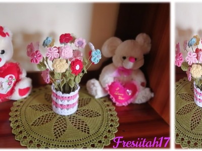 Florero con flores tejidas a crochet (en español)
