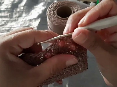 Monedero con abanicos y cristalitos tejido a crochet