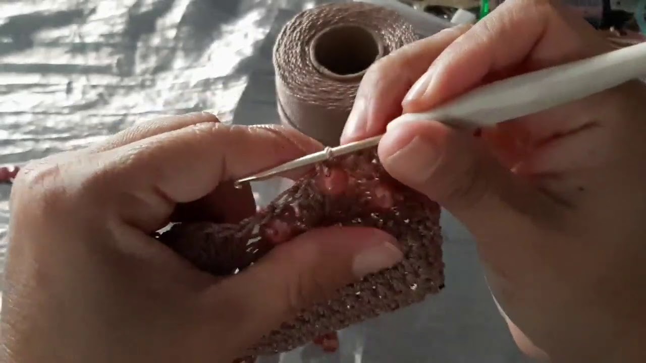 Monedero con abanicos y cristalitos tejido a crochet