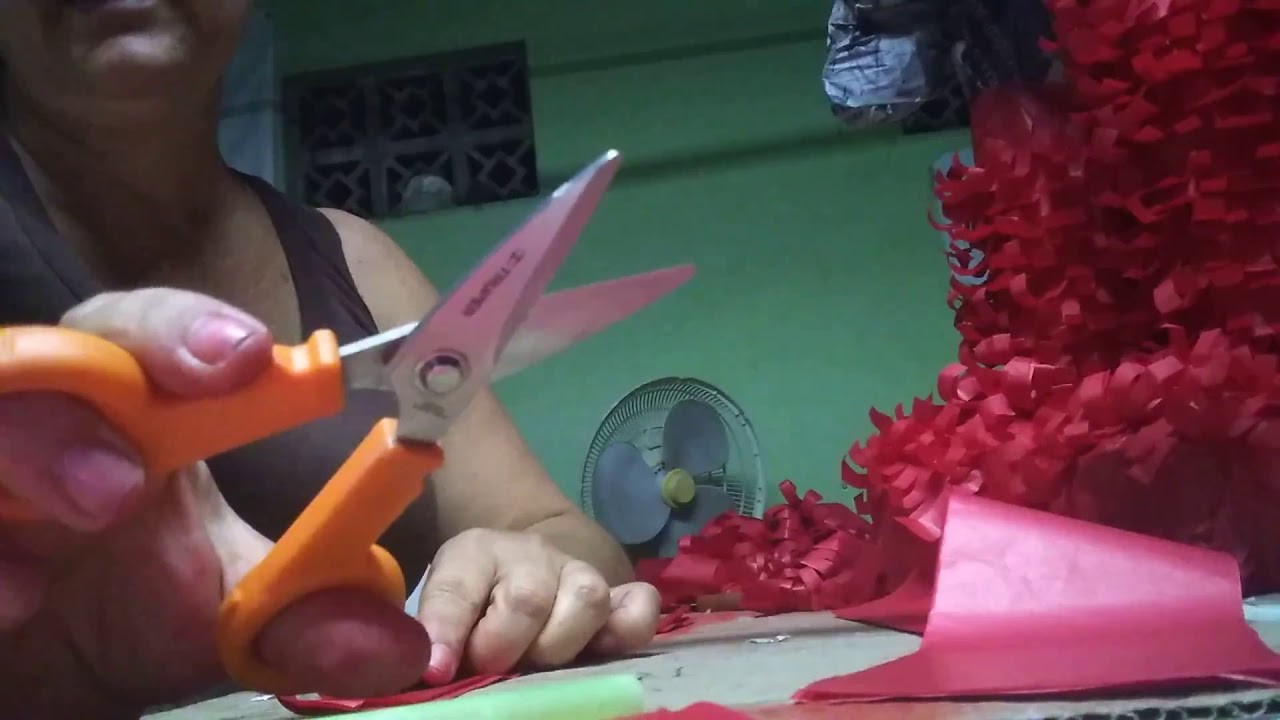 Haciendo Piñatas, cortar papel de china con terminado ondulado
