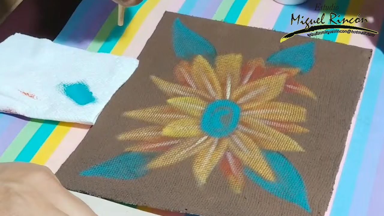 Pinta hojas y centro de la flor con técnica de pincel seco. Pintura en tela, ideas, manualidades.