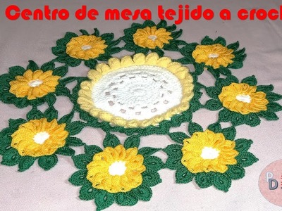 Centro de mesa tejido a crochet con flores amarillas