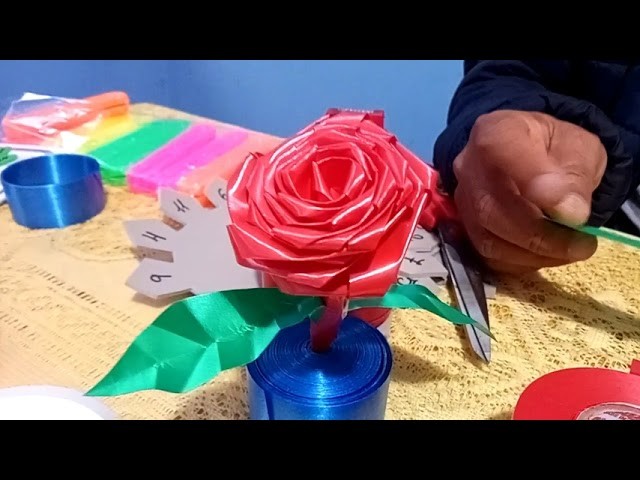 Como hacer una rosa con sus hojas con cinta de agua (facil y sencillo)