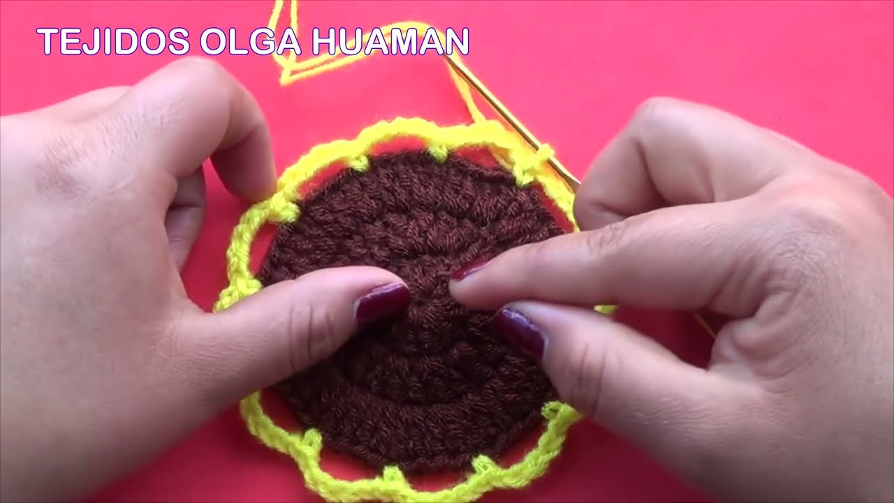 Cuadrado N° 16  de colores tejido a crochet para colchas : FLOR GIRASOL PEQUEÑO EN PUNTO TUNESINO
